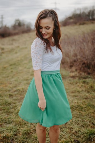 Spoločenské šaty na dojčenie – bielo smaragdové