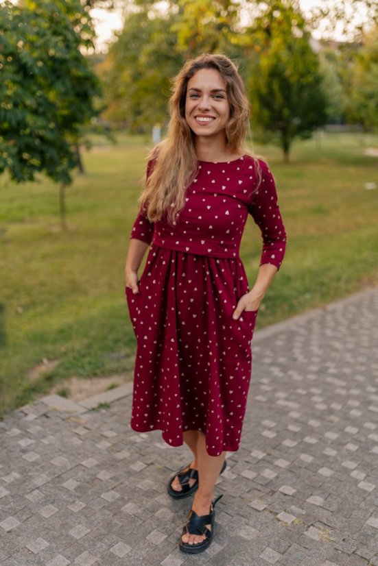 Teplákové MIDI šaty – zlaté srdiečka na bordovej