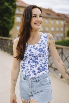 Tielko – tmavomodré kvety