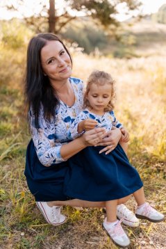 Šaty „Bohémia“ - MAMA a DCÉRA – tmavomodré kvety