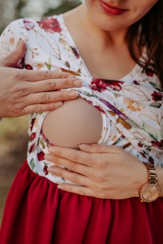 Teplákové šaty na dojčenie s nazberkanou sukňou – zlaté kvety s bordovou