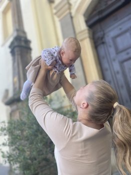 Šaty jsou velmi pohodlné. I v teplém, ještě dalo by se říci letním počasí, v nich bylo opravdu příjemně. A kombinace s máky vypadá velice hezky.  Ještě jednou děkuji. 