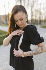 Mušelínová blúzka s výstrihom - čierna