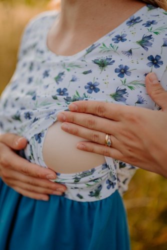 Teplákové šaty na dojčenie s nazberkanou sukňou – modré kvietky