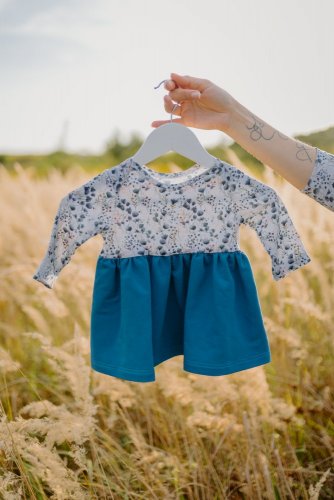 Teplákové šaty na dojčenie - MAMA a DCÉRA – modré mini kvietky