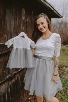 Spoločenské šaty "Grace" – MAMA A DCÉRA – Bielo – Sivé