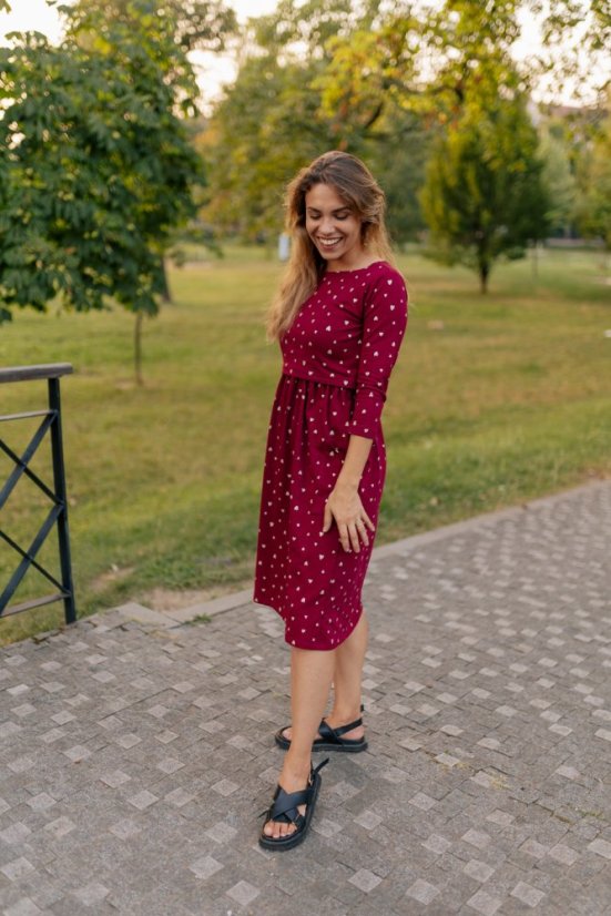 Teplákové MIDI šaty – zlaté srdiečka na bordovej