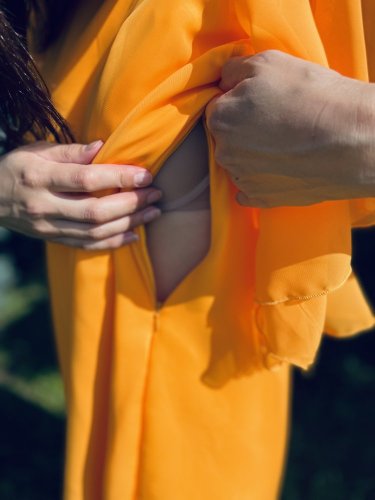Spoločenské šaty na dojčenie – oranžové