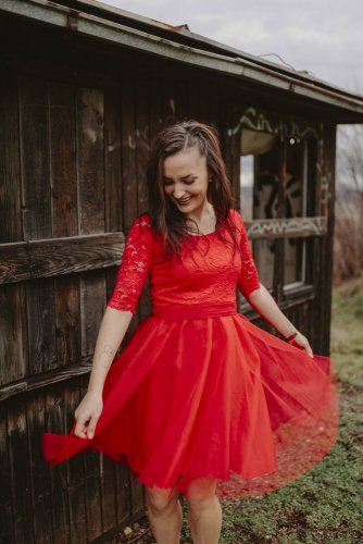 Spoločenské tylové šaty – červené