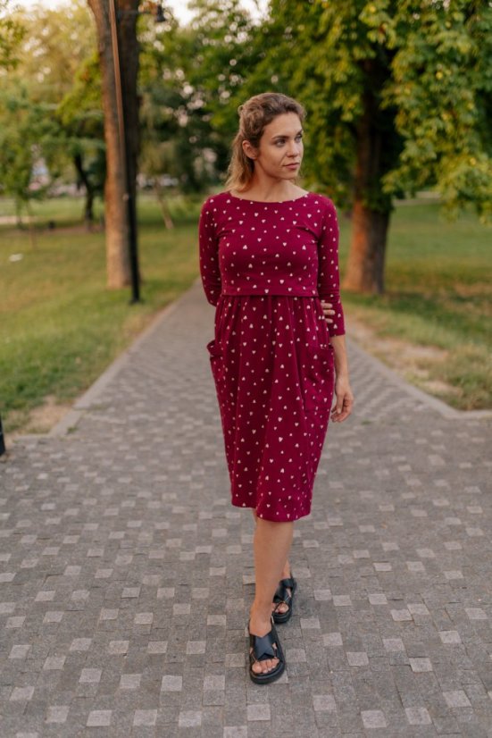 Teplákové MIDI šaty – zlaté srdiečka na bordovej