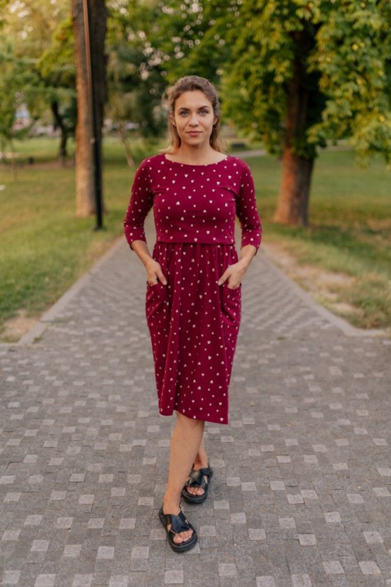 Teplákové MIDI šaty – zlaté srdiečka na bordovej
