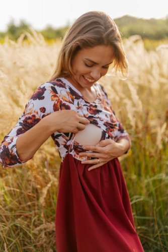 Teplákové šaty na dojčenie s nazberkanou sukňou – bordové pivonky