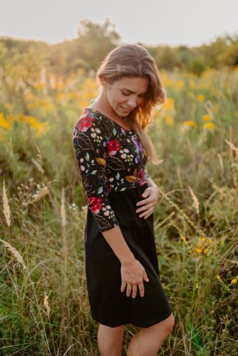 Teplákové šaty na dojčenie - MAMA a DCÉRA – zlaté kvety na čiernej