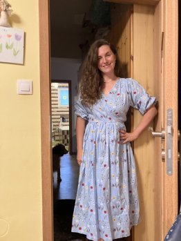 Dobrý den,  chtěly bychom ze srdce poděkovat s dcerkou za nádherné šaty od Vás! Myslím, že krásně padnou, jen ty dívčí mohly být asi delší, ale to je moje chyba ve výběru. Bála jsem se, že by větší velikost byla už moc. Je nám v nich ale nádherně, děkujeme!!! Přejeme krásné jarní dny a mnoho radosti z tvorby!