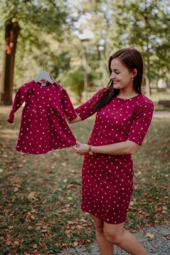 Rovné šaty MAMA a DCÉRA – Zlaté srdiečka na bordovej