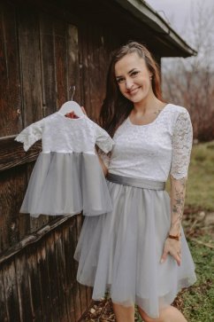 Spoločenské šaty "Grace" – MAMA A DCÉRA – Bielo – Sivé