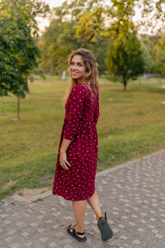 Teplákové MIDI šaty – zlaté srdiečka na bordovej