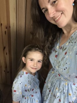 Dobrý den,  chtěly bychom ze srdce poděkovat s dcerkou za nádherné šaty od Vás! Myslím, že krásně padnou, jen ty dívčí mohly být asi delší, ale to je moje chyba ve výběru. Bála jsem se, že by větší velikost byla už moc. Je nám v nich ale nádherně, děkujeme!!! Přejeme krásné jarní dny a mnoho radosti z tvorby!