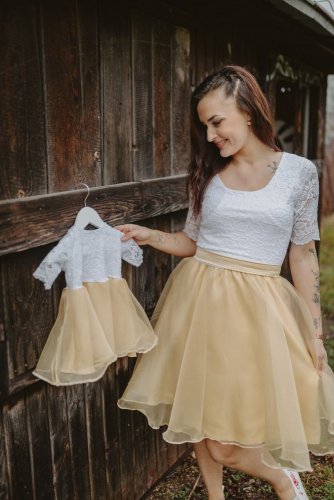 Spoločenské šaty na dojčenie – bielo – zlaté
