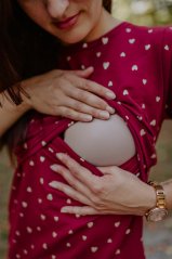 Šaty na dojčenie – Zlaté srdiečka na bordovej