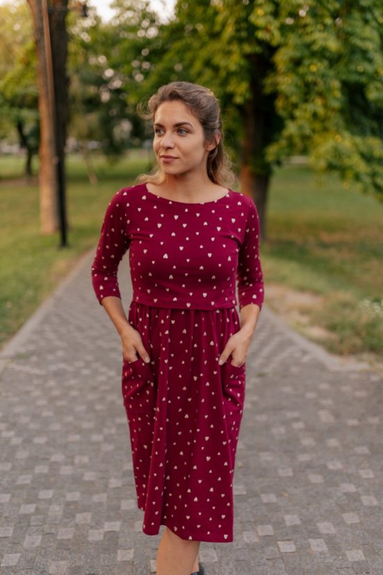 Teplákové MIDI šaty – zlaté srdiečka na bordovej