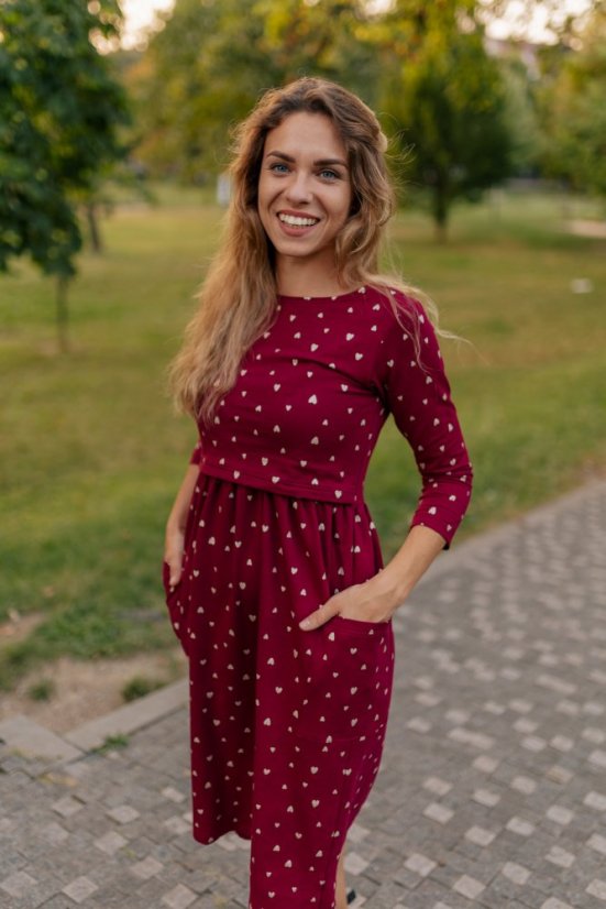 Teplákové MIDI šaty – zlaté srdiečka na bordovej