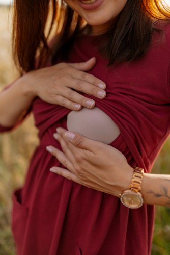 Teplákové MIDI šaty na dojčenie s vreckami – bordová
